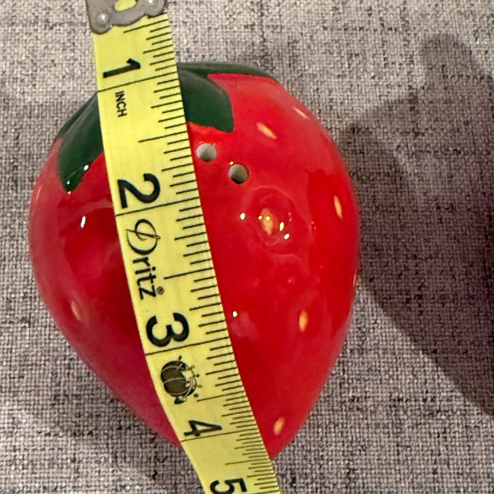 Strawberry Ceramic Salt & Pepper Shakers - Red - Picture 4 of 6